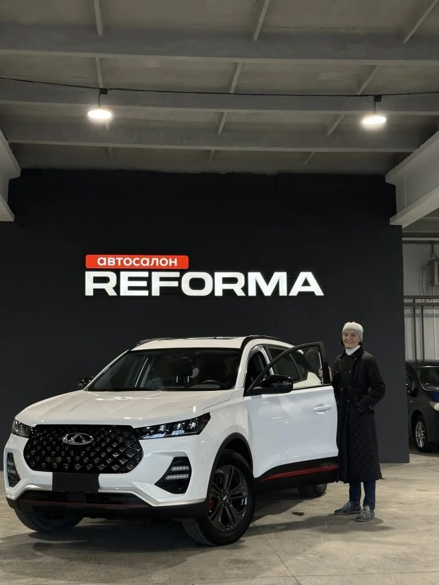 Клиент REFORMA забирает Chery Tiggo в офисе компании