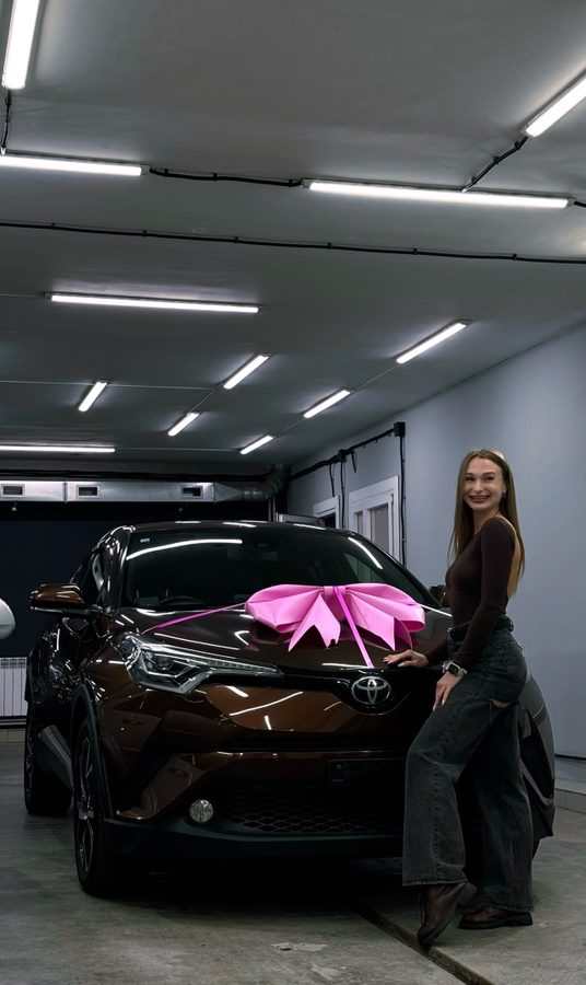 Клиент REFORMA забирает Toyota C-HR в офисе компании