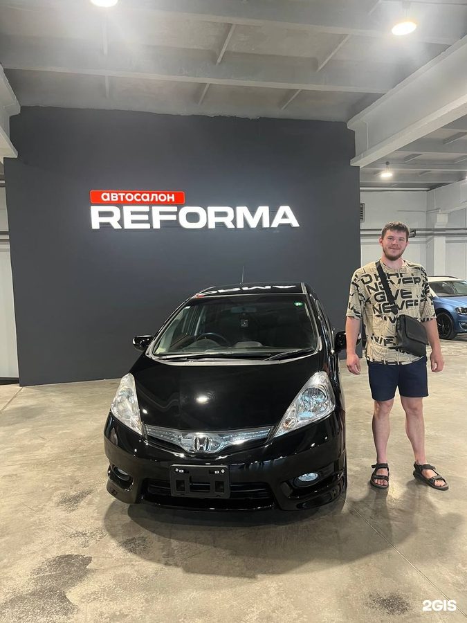 Клиент REFORMA забирает Honda Fit в офисе компании